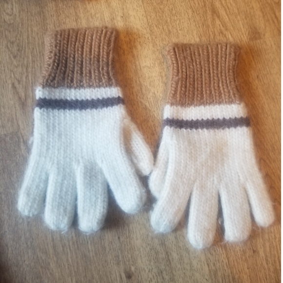 Hand Made Hat, Scarf and Gloves Set - Picture 3 of 9